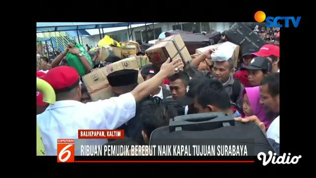 Saling desak antar penumpang sempat membuat petugas kewalahan. Data Pemkot Balikpapan, jumlah peserta mudik gratis mencapai 4.392 orang.