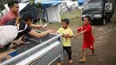 Anak-anak menerima susu kemasan dari relawan di sekitar tenda Posko Pengungsi Rendang, Bali, Sabtu (2/12). (Liputan6.com/Immanuel Antonius)