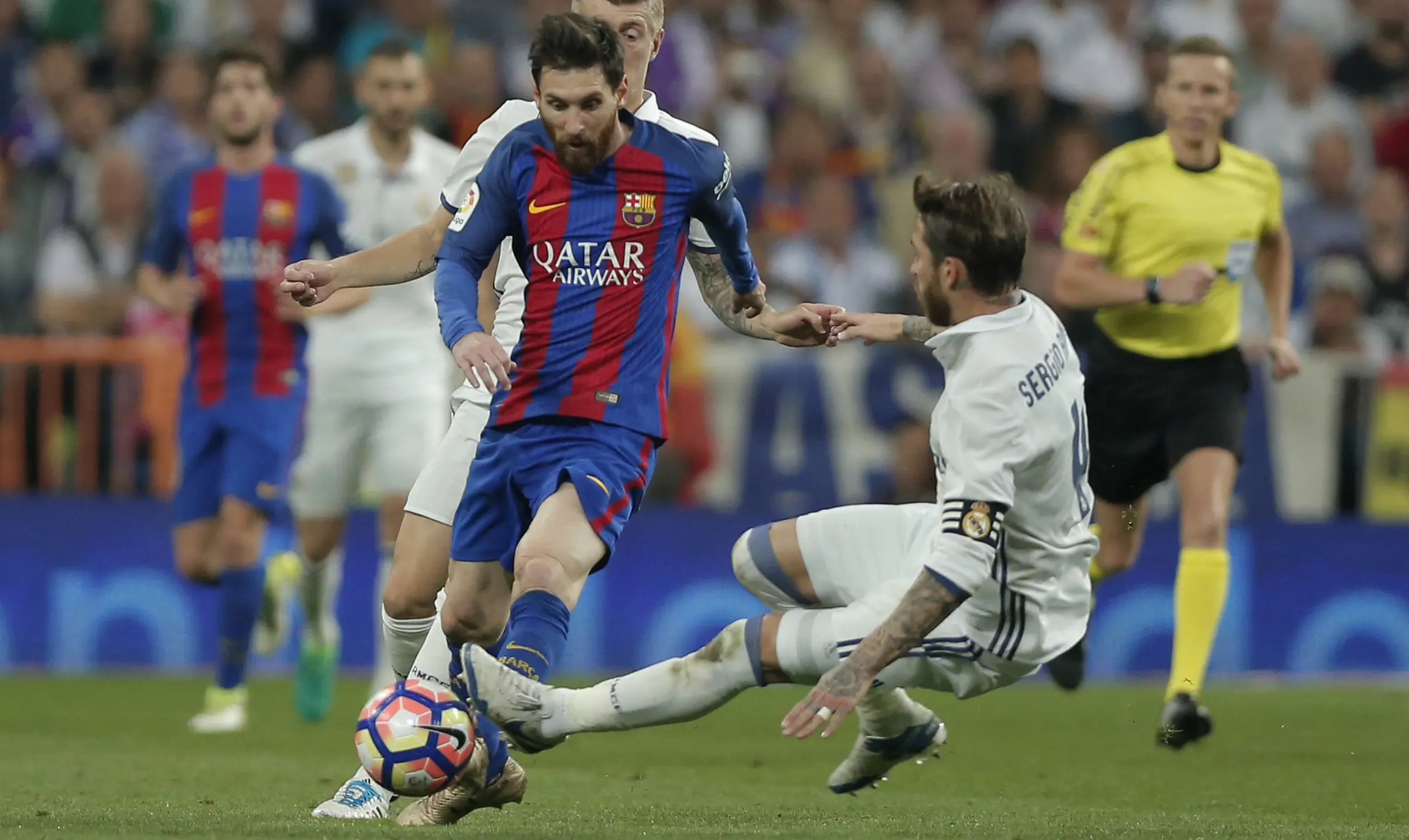 Bek Real Madrid, Sergio Ramos, menerjang striker Barcelona Lionel Messi, pada el clasico di di Estadio Santiago Bernabeu, Senin (24/4/2017), sehingga menerima kartu merah. (AP Photo/Daniel Ochoa de Olza)