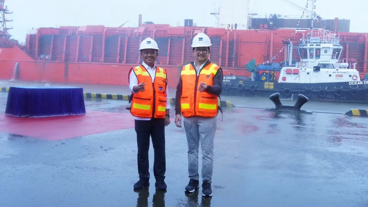 Menteri Investasi/Kepala Badan Koordinasi Penanaman Modal (BKPM) Bahlil Lahadalia melepas konsentrat tembaga PT Freeport Indonesia (PTFI) di Kawasan Pelabuhan Amamapare (portsite)