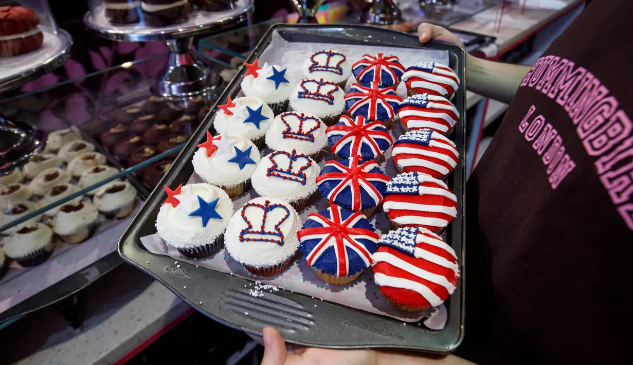 Sebuah toko Hummingbird Bakery menjajakan cupcakes edisi khusus menghormati pernikahan Pangeran Harry dan Meghan Markle di London, 11 Mei 2018. Pernikahan Harry dan Meghan akan digelar 19 Mei mendatang di Kapel St. George, Istana Windsor (AFP/Tolga AKMEN)