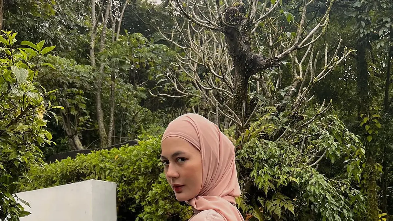 Pesona Kalem Paula Verhoeven dengan Busana Berhijab Soft Pink, Tampil Stylish Hanya dengan Satu Warna