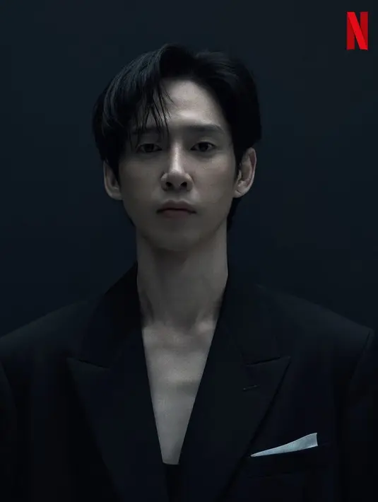 Park Sung-hoon sebagai Hyun-ju Pemain 120 yang banyak disukai pada season kali ini. Ia tampil mengenakan jas hitam dengan inner hitam. [@netflixkr]