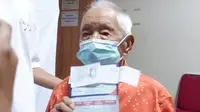 Seorang kakek berusia 104 tahun menerima suntikan vaksin Covid-19 di Rumah Sakit Vania, Bogor pada Selasa, 23 Maret 2021. (Dokumentasi Dinas Kesehatan Kota Bogor)