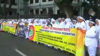 Selain menagih janji-janji Jokowi, massa juga menyoroti indikasi pelemahan yang dilakukan pemerintah terhadap KPK.