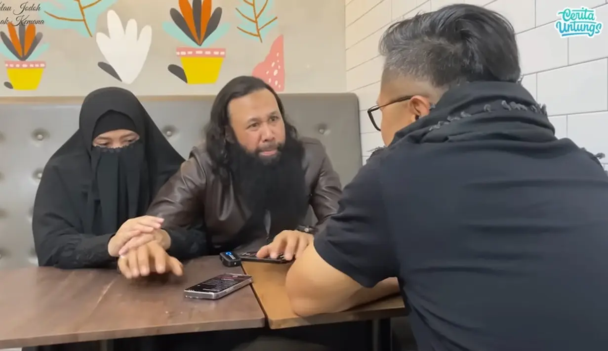 Peggy Melaty Sukma baru saja membawa kabar bahagia. Hal itu diungkapkan melalui obrolannya dengan Arie Untung. Peggy mengaku baru saja menikah dengan pengusaha dan pendakwah di New Zaeland. Reza Abdul Jabar orang Indonesia yang memiliki  usaha ternak sapi di Selandia Baru. [Youtube/Cerita Untungs]