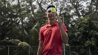 Petenis Indonesia, Christopher Rungkat, bersiap latihan di Lapangan Tenis Pondok Indah, Jakarta, Kamis (19/7/2018). Dirinya merupakan salah satu petenis yang akan turun pada Asian Games XVIII. (Bola.com/Vitalis Yogi Trisna)