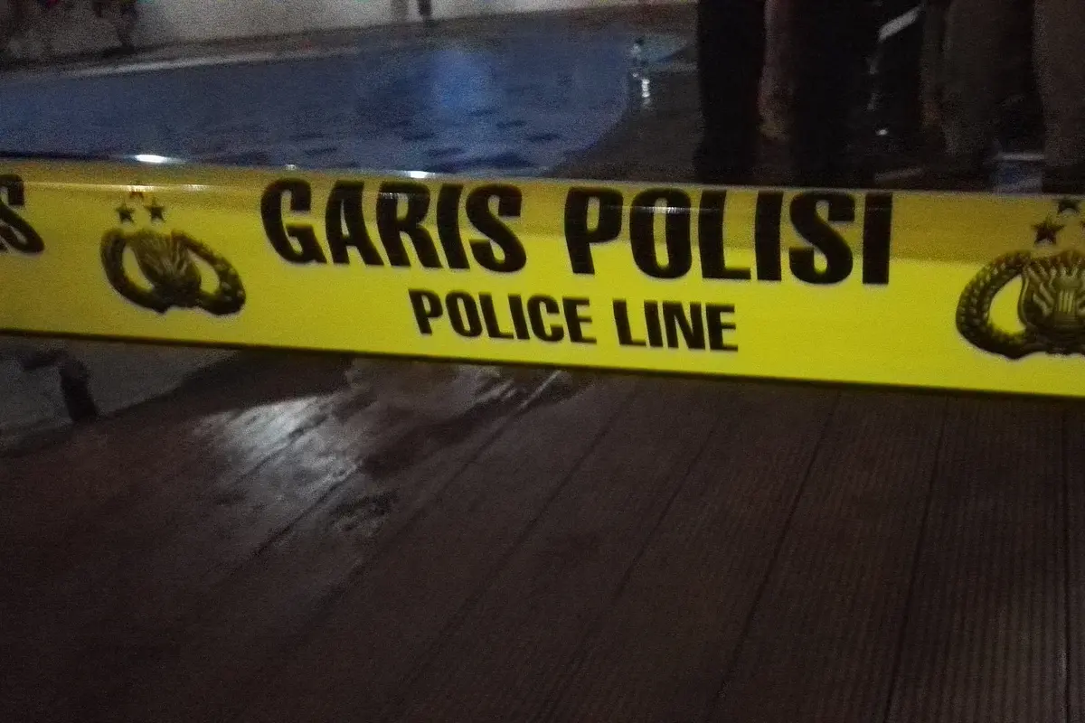 Ilustrasi kecelakaan dan garis polisi.