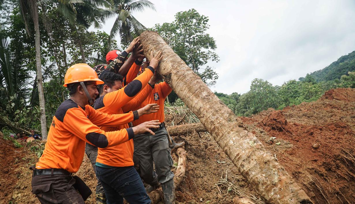 Insiden ini menyebabkan dua warga tewas dan 21 warga lainnya masih dinyatakan hilang. Tampak dalam foto, tim penyelamat mencari korban selamat setelah longsor menimbun beberapa rumah di Desa Cibeunying, Kabupaten Cilacap, Jawa Tengah, pada Jumat 14 November 2025. (Bakhtiar RAHMAN/AFP)
