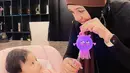 Lenggogeni Faruk dari keluarga Gen Halilintar saat bersama cucunya, Ameena Hanna Nur Atta, putri dari Atta Halilintar dan Aurel Hermansyah. (Instagram @genifaruk)