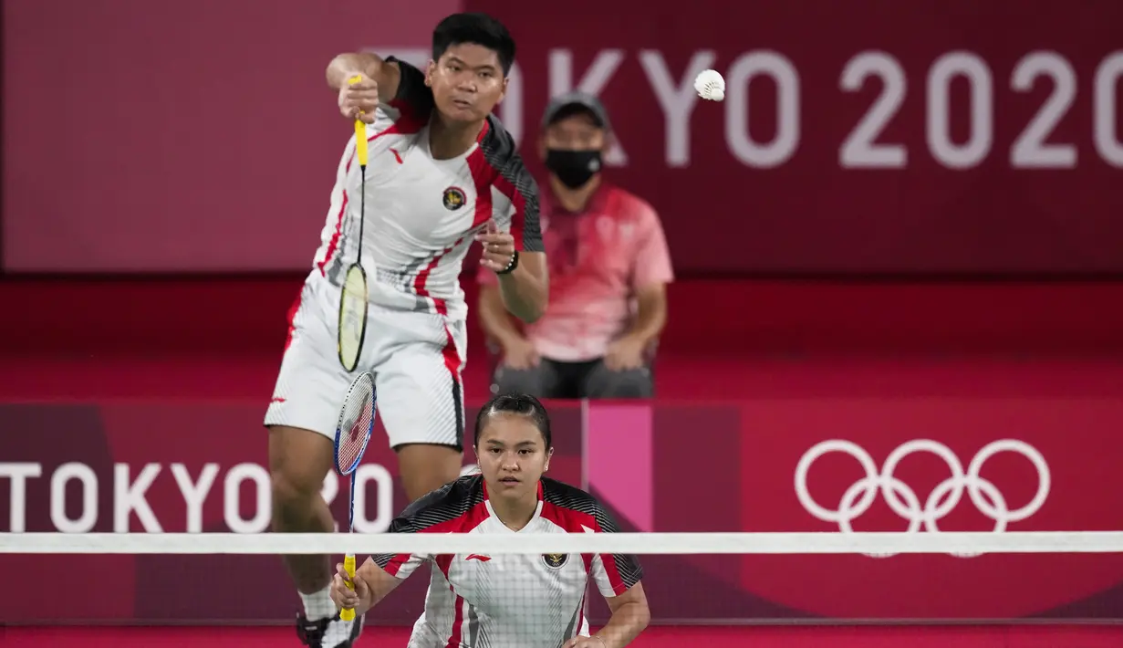 Pebulu tangkis Indonesia Praveen Jordan (atas) dan Melati Daeva Oktavianti saat melawan pebulu tangkis China Zheng Si Wei dan Huang Ya Qiong pada pertandingan perempat final ganda campuran Olimpiade 2020 di Tokyo, Jepang, Rabu (28/7/2021). Praveen / Melati kalah. (AP Photo/Markus Schreiber)