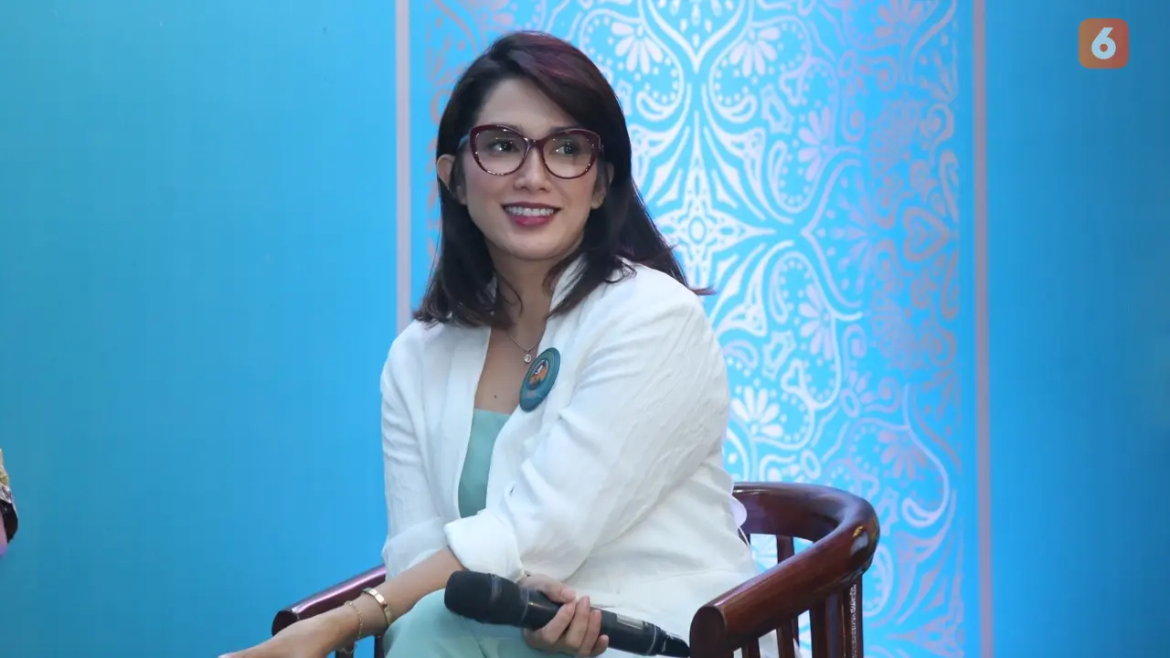 [Fimela] Ussy Sulistiawaty