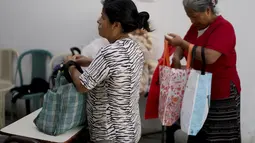 Salah satu tingkat inflasi tertinggi di dunia membuat semakin sulit untuk memenuhi kebutuhan hidup di Argentina, di mana pada akhir tahun lalu hampir empat dari setiap 10 orang adalah orang miskin, demikian angka resmi yang dirilis hari Kamis (30/3/2023). (AP Photo/Natacha Pisarenko)