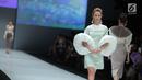 Sejumlah model berjalan diatas catwalk membawakan rancangan desainer Bunka School of Fashion dalam ajang Jakarta Fashion Week 2018 di Senayan City, Jakarta, Kamis (26/10). (Liputan6.com/Faizal Fanani)