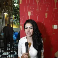 Nikita Mirzani saat hadir di Lounge 78, kawasan Kemanggisan, Jakarta Barat pada Rabu, 8 Juli 2015 (Nizar Zulmi/Bintang.com)