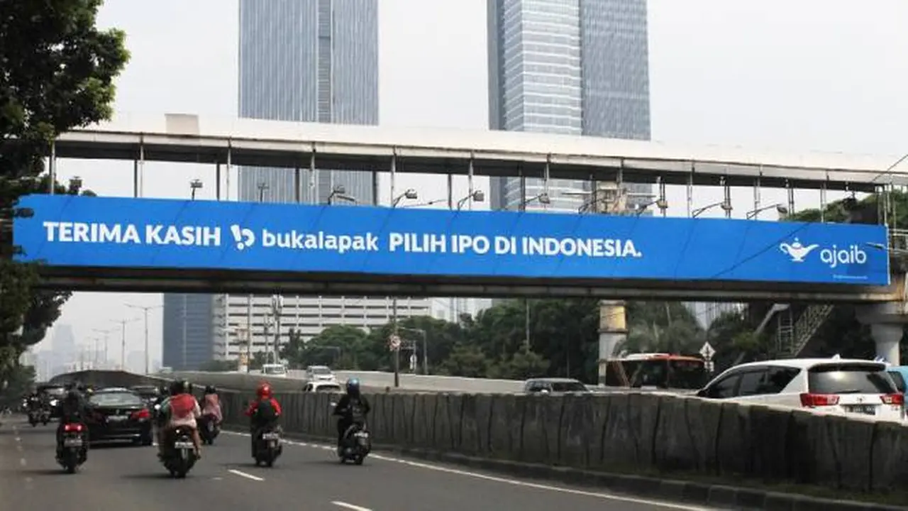 Billboard raksasa dari Ajaib untuk Bukalapak bertuliskan "Terima kasih Bukalapak pilih IPO di Indonesia."