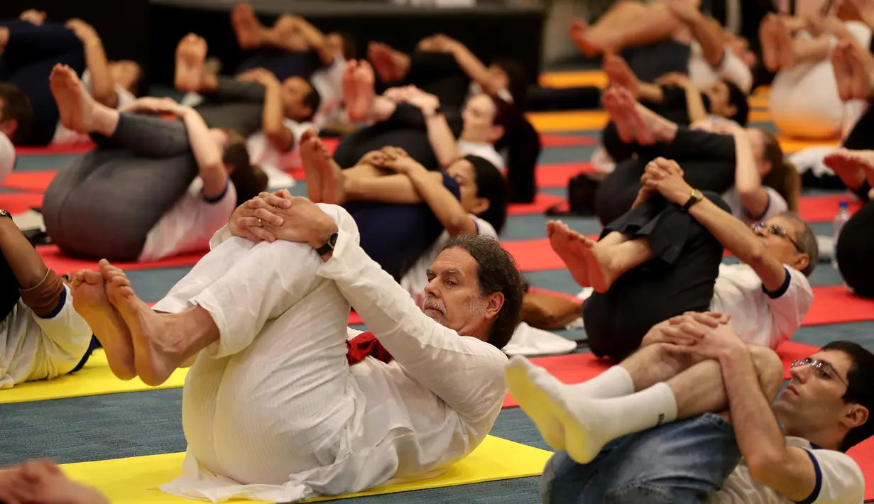 Para diplomat dari berbagai negara melakukan yoga bersama untuk memperingati Hari Yoga Internasional di New Delhi, India, Jumat (21/6/2019). Acara ini diikuti hampir 60 duta besar dari berbagai negara. (AP Photo/Altaf Qadri)