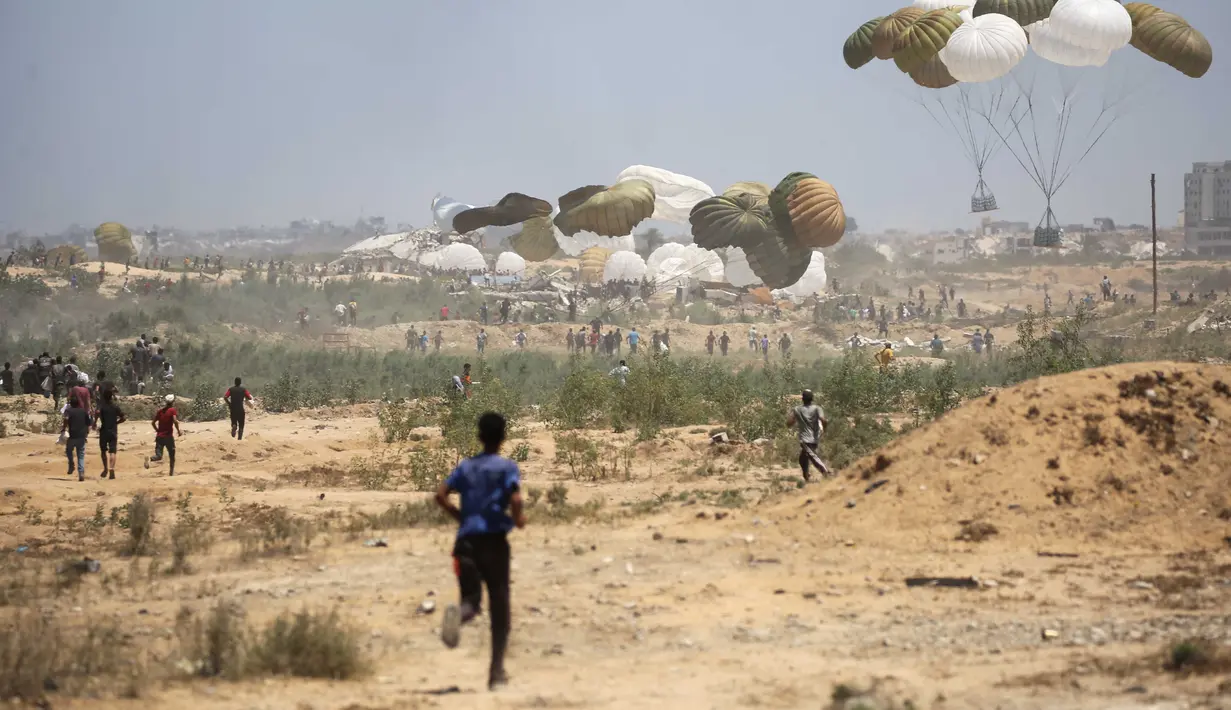 Jenis bantuan yang telah dijatuhkan melalui udara meliputi makanan siap saji, paket gizi untuk anak-anak, obat-obatan dasar, serta air bersih dalam kemasan khusus. (Eyad BABA/AFP)