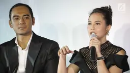 Artis Pevita Pearce (kanan) bersama aktor Ario Bayu berbicara dalam press screening film Buffalo Boys di Jakarta, Rabu (18/7). Film Buffalo Boys mendapat sambutan hangat penonton luar negeri. (Liputan6.com/Faizal Fanani)