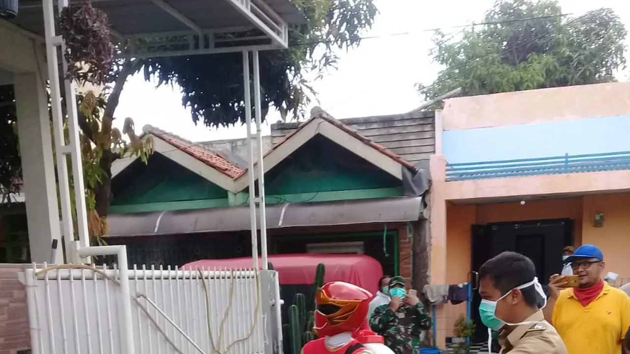 Ketika Personil Power Ranger Ikut Semprotkan Disinfektan di Tangerang