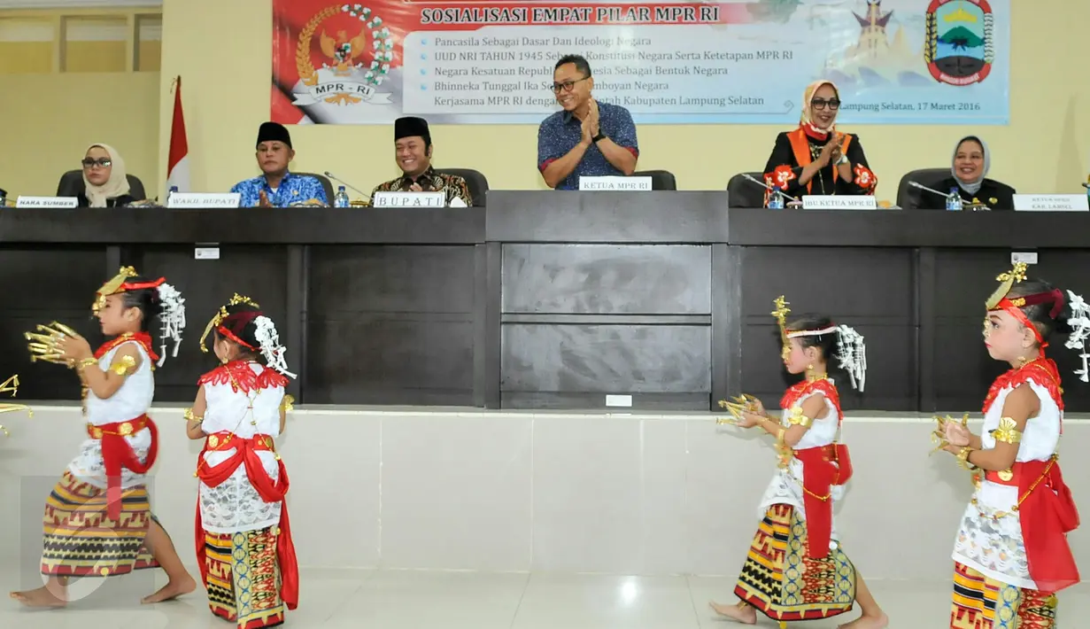 Penari cilik menarikan Tari Sige Pengunten saat menyambut Ketua MPR Zulkifli Hasan di Kantor Pemerintah Kabupaten Lampung Selatan, Kamis (17/3/2016). Zulkifli datang ke Lampung untuk mensosialisasikan Empat Pilar MPR RI. (Liputan6.com/Yoppy Renato)