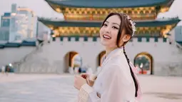 Senyum cerah Natasha Wilona di depan Gyeongbokgung. Tempat ini sering dijadikan lokasi syuting drama sejarah Korea Selatan. (Foto: Instagram/ natashawilona12)