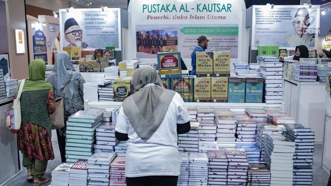 Pengunjung mencari buku yang mereka inginkan pada Islamic Book Fair 2019 di Jakarta Convetion Center, Jakarta, Rabu (27/2). Pameran buku ini berlangsung hingga 3 Maret. (Liputan6.com/Faizal Fanani)