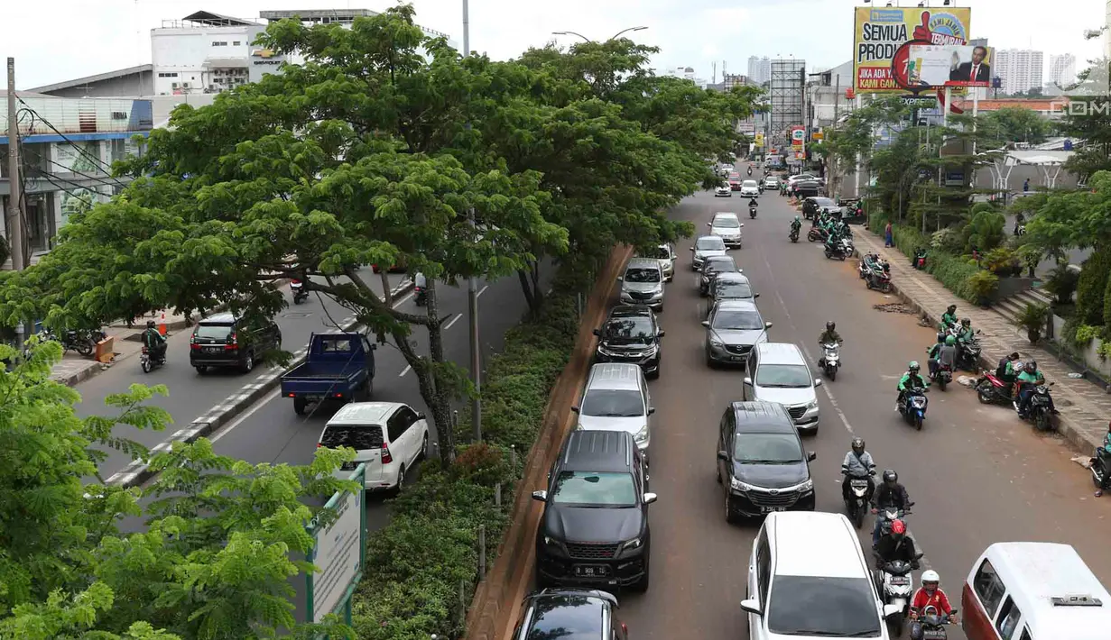 Kendaraan melintasi Jalan Margonda Raya, Depok, Jawa Barat, Kamis (21/3). Badan Pengelola Transportasi Jabodetabek (BPTJ) bersama Dishub Kota Depok akan memberlakukan aturan ganjil genap di Jalan Margonda Raya. (Liputan6.com/Immanuel Antonius)