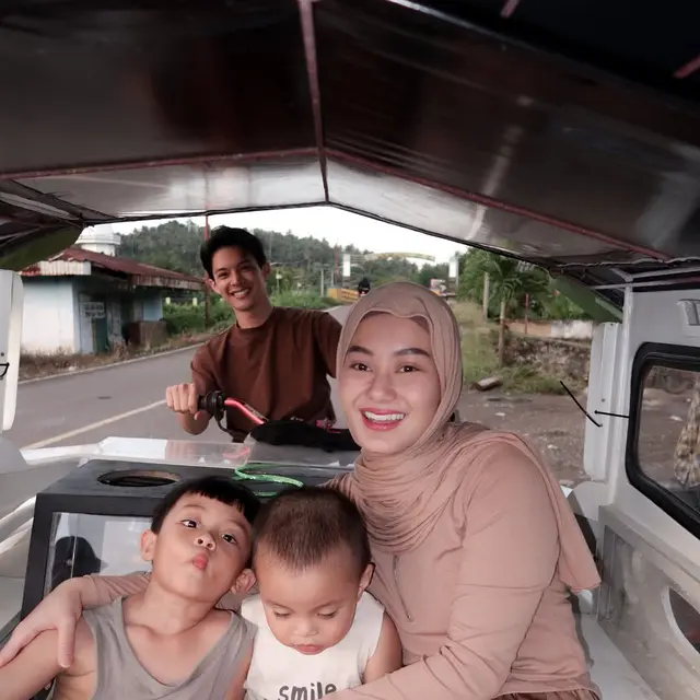 6 Potret Kegiatan Rey Mbayang di Kampung Halaman, Mudik Lebaran Bareng Anak dan Istri