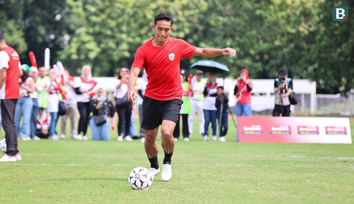Aksi Rizky Ridho dalam acara football challenge Pembalap Pertamina Enduro di Stadion Madya, Senayan, Jakarta pada Jumat, (24/1/2025).  (Bola.com/Abdul Aziz)