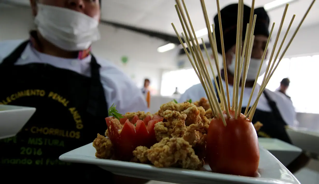 Hasil masakan yang dibuat narapidana dalam kompetisi kuliner 'INPE Mistura 2016' di penjara perempuan Chorrillos di Lima, Peru, Rabu (7/9). Setiap penjara mewakilkan sejumlah tahanan untuk berpartisipasi dalam kompetisi tahunan ini. (REUTERS/Mariana Bazo)