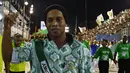 Ronaldinho Gaucho saat menghadiri malam kedua Karnaval Samba di Sambadrome, Rio de Janeiro, Brasil (28/2). Parade karnaval tahunan ini menampilkan aksi para penari-penari seksi dari sejumlah sekolah samba di Brasil. (AFP Photo / Vanderlei Almeida)