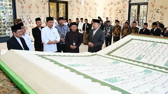Presiden Joko Widodo atau Jokowi saat menghadiri acara penyerahan Mushaf Al-Qur’an di Masjid Mohammed bin Zayed, Kota Surakarta.