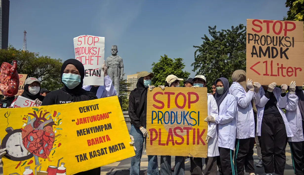 Puluhan aktivis dan peneliti dari Ecological Observation and Wetlands Conservation (ECOTON), sebuah lembaga kajian ekologi dan konservasi lahan, melangsungkan aksi tolak sampah plastik di Surabaya, Rabu 16 Juli 2025. (Juni KRISWANTO/AFP)