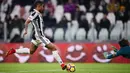 Aksi pemain Juventus, Douglas Costa saat mencetak gol ke gawang Genoa pada lanjutan Serie A di Allianz stadium, Turin, (22/1/2018). Juventus menang tipis 1-0.  (AFP/Marco Bertorello)