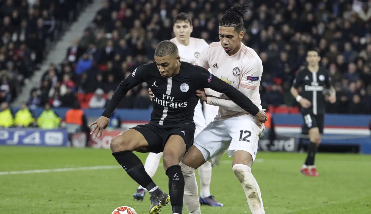Aksi Kylian Mbappe dijaga ketat Chris Smalling pada leg kedua, babak 16 besar Liga Champions yang berlangsung di Stadion Parc des Princes, Paris, Kamis (7/3). Man United menang 3-1 atas PSG. (AFP/Franck Fife)