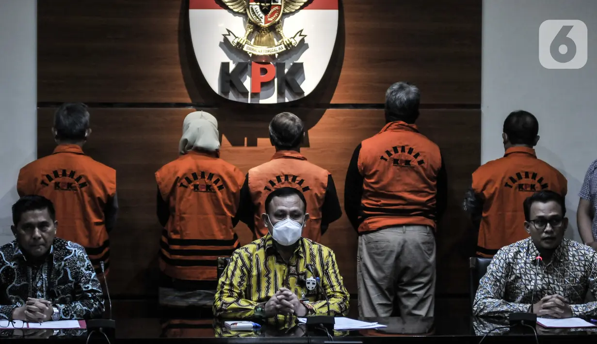 Ketua KPK Firli Bahuri memberikan keterangan terkait penahanan lima tersangka kasus dugaan korupsi terkait proyek fiktif di PT Waskita Karya, di Jakarta, Kamis (23/7/2020). Mereka yakni, Desi Arryani, Jarot Subana, Fakih Usman, Fathor Rachman dan Yuly Ariandi Siregar. (merdeka.com/Iqbal Nugroho)