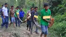 Sejumlah tersangka mengangkat gading saat rekonstruksi kasus pembunuhan gajah Sumatera liar di Kabupaten Bengkalis, Riau, Rabu (11/2/2015).(Antara Foto/wahyudie) 