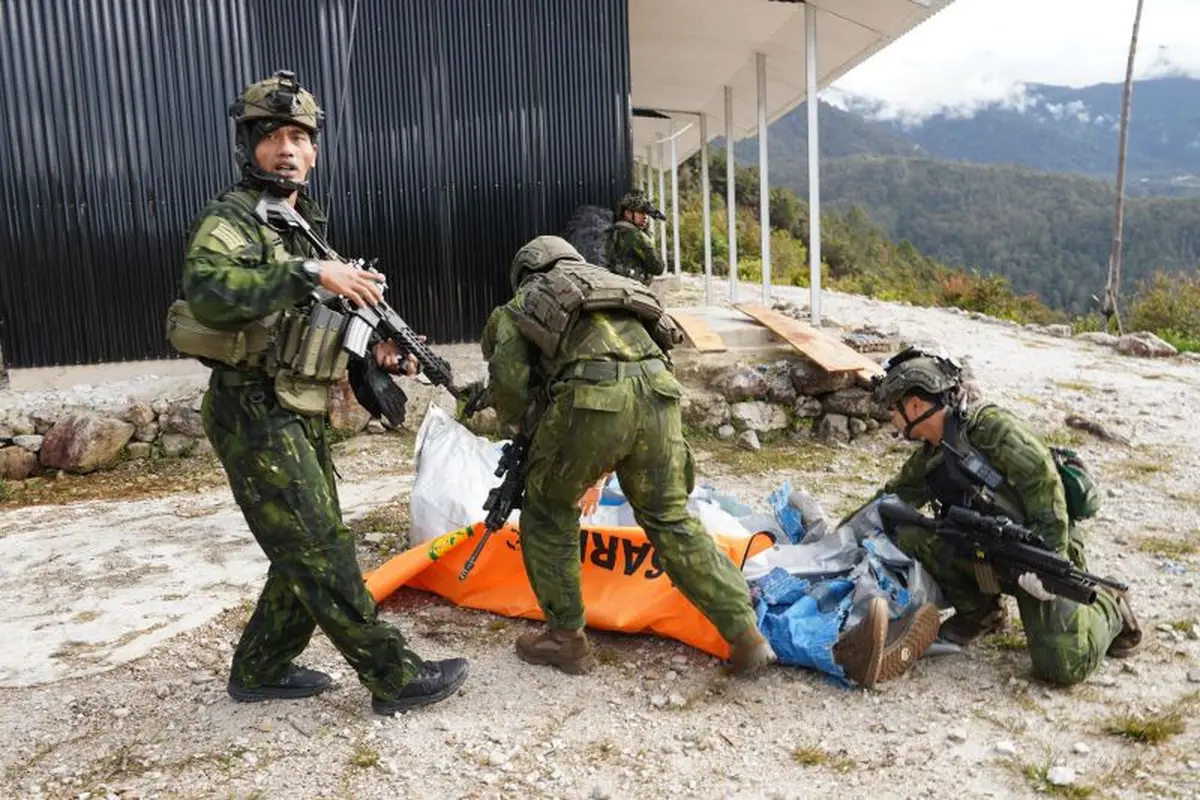 TNI Evakuasi Korban Pesawat AMA di Yahukimo