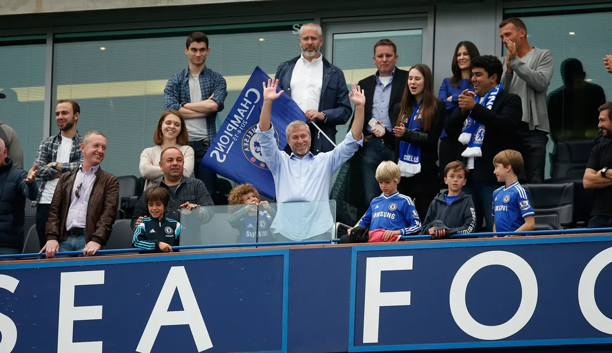 Pemilik Chelsea, Roman Abramovich merayakan saat perayaan gelar juara Premier League 2014-15 di Stamford Bridge, Minggu (24/5/2015). Chelsea memperoleh poin 87 di klasemen akhir Premier League. ( Reuters/ Tony O'Brien)