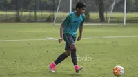 Pemain Timnas Indonesia U-22, Septian David Maulana, mengontrol bola saat latihan di Lapangan SPH Karawaci, Tanggerang, Minggu (7/5/2017). (Bola.com/Vitalis Yogi Trisna)