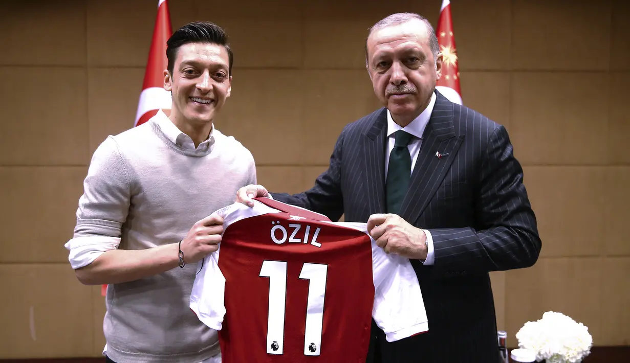"Setelah pertimbangan yang matang, saya mengumumkan pengunduran diri saya segera dari sepak bola profesional," tulis pria keturunan Turki tersebut  di akun media sosialnya. (Photo by KAYHAN OZER / TURKISH PRESIDENTIAL PRESS SERVICE / AFP)