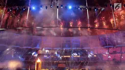Kembang api menghiasi di atas Stadion Nasional Bukit Jalil saat Upacara Pembukaan Sea Games Asia Tenggara ke-29 di Kuala Lumpur, Malaysia, Sabtu, (19/08/2017). (Liputan6.com/Faizal Fanani)