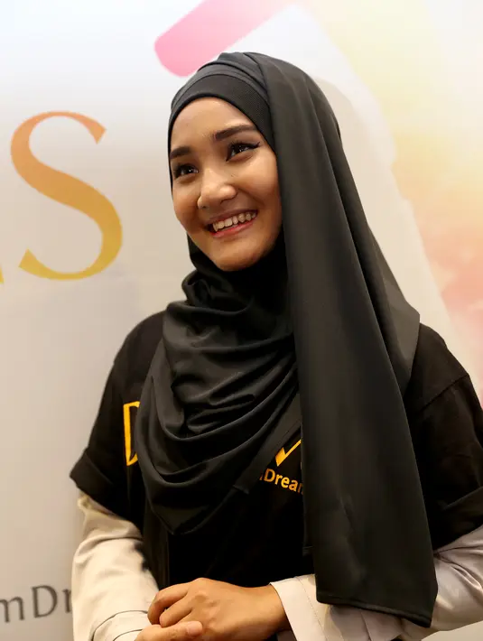 Penyanyi berjilbab ini bermain bersama pemain senior seperti, Mathias Muchus, Ade Irawan, dan Fauzi Baadila. (Andy Masela/Bintang.com)