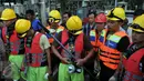 Petugas bersiap melakukan olah TKP di gorong-gorong Jalan Medan Merdeka Selatan, Jakarta, Sabtu (5/3/2016). Di gorong-gorong tersebut petugas menemukan sisa kulit kabel yang diduga menjadi penyebab banjir. (Liputan6.com/Johan Tallo)