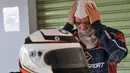Paul Montolalu memakai pelindung kepala saat akan latihan di Sirkut Sentul, Bogor (12/5/2015). Indonesia akan menggelar balap ketegori Super Car yang akan diadakan 23 - 24 Mei 2015. (Liputan6.com/Herman Zakharia)