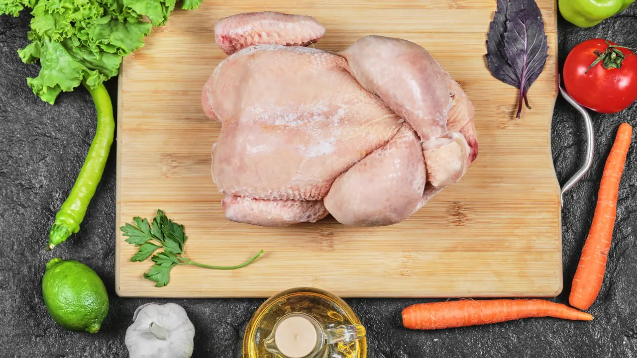 Cara Cepat Mencairkan Daging Ayam Beku, Tanpa Perlu Air Rendaman