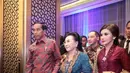 Mooryati Soedibyo berdampingan dengan Presiden Jokowi dalam balutan kebaya dan kain batik. Penampilan elegan beliau memadukan kebaya biru yang cantik dengan bordir di ujung-ujungnya, dipadu kain batik sebagai rok yang serasi. [Foto: Instagram/mooryatisoedibyo]