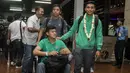Pemain Timnas Indonesia U-19, Rachmat Irianto dan Muhammad Riyandi, tiba di Bandara Soetta, Tangerang, Rabu (20/9/2017). Timnas U-19 kembali ke tanah air setelah berhasil meraih peringkat ketiga Piala AFF U-18. (Bola.com/Vitalis Yogi Trisna)
