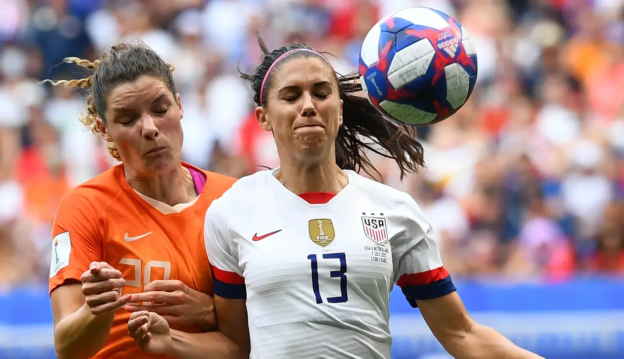 Striker Amerika Serikat, Alex Morgan, berebut bola dengan bek Belanda, Dominique Bloodworth, pada laga final Piala Dunia Wanita 2019 di Stadion Lyon, Lyon, Minggu (7/7). AS menang 2-0 atas Belanda. (AFP/Franck Fife)